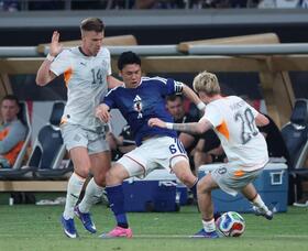 前半、競り合う遠藤航（撮影・金田祐二）