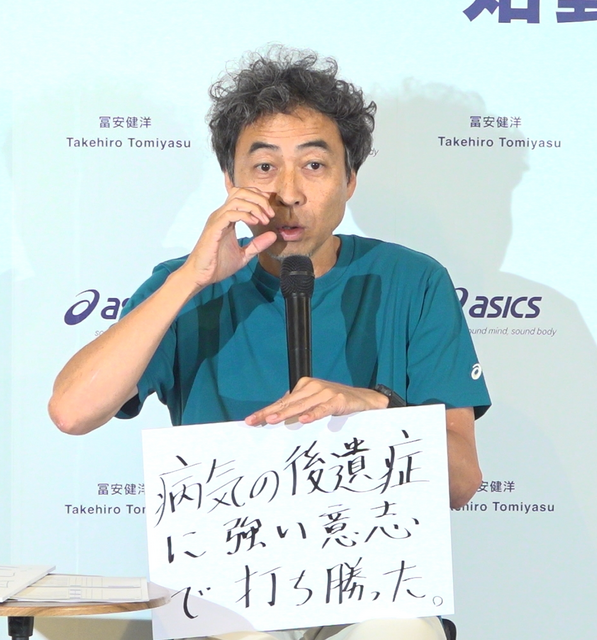 身振りをまじえ自身の後遺症について語るワッキー