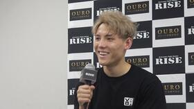 苦笑いで対戦相手の原口健飛をたたえるＹＵＲＡ