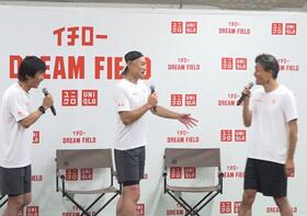 厳しい採点をした末續慎吾（右）にツッコミを入れる中山雅史さん（左）とイチローさん