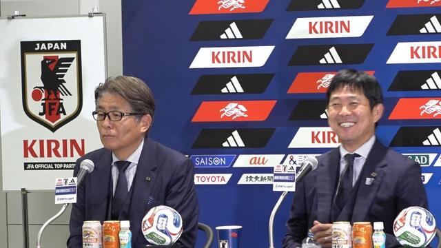 本田についての質問に答える山本NDと笑顔を見せる森保監督