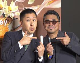 ポーズをとる渡辺銀次（左）と石野卓球