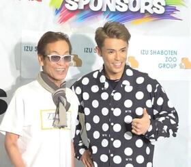取材に応じた清水アキラ（左）と良太郎