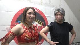 試合を終えて感想を語るＳａｒｅｅｅ（左）と彩羽匠