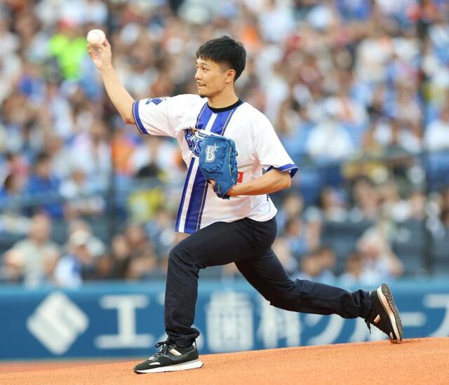 始球式に登場した中谷潤人（撮影・伊藤笙子）