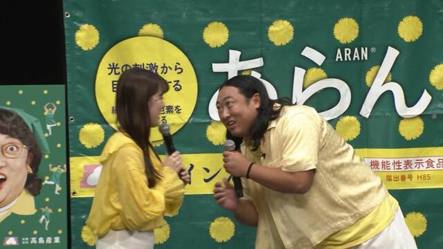 ＣＭ起用を感謝するロバート・秋山竜次（右）と元マネジャーの高嶋佑季さん