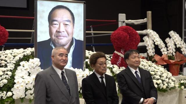 ガッツ石松さんの遺影の前で思い出を語る（左から）浜田剛史さん、具志堅用高さん、大橋秀行さん