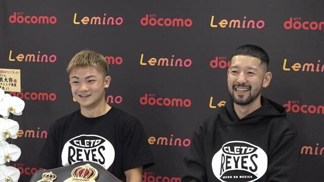 試合を振り返る吉良大弥（左）と佐々木会長