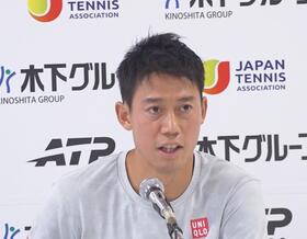 会見でプロ選手としてのキャリアを振り返る錦織圭