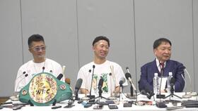 会見で那須川天心との３度目の対戦を否定する井上拓真（中央）と大橋会長（右）。左は拓真の父、真吾トレーナー