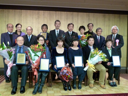 日本映画ペンクラブ賞奨励賞を受賞した「シネマエール東北」の櫛桁一則さん（前列右から２番目）、ギンレイホール・加藤忠社長（前列左端）ら