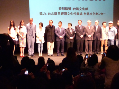 　台湾の人気俳優ピーター・ホー（左から３番目）らが登壇したステージに向けて写真撮影をする観客たち。ルールを守れば混乱ナシです＝大阪・ＡＢＣホール