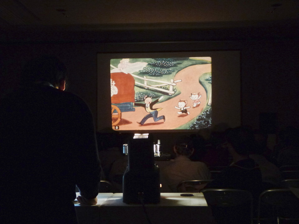 　新憲法下での自由恋愛を描いた「トラちゃんと花嫁」（製作年不詳）を観賞中。（山形市美術館にて）