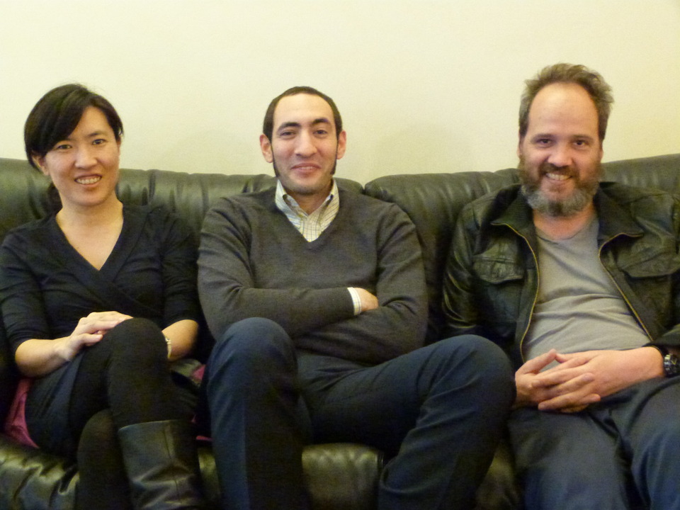 映画『福福荘の福ちゃん』のプロデューサーを務める（左から）新井直子さん、アダム・トレル氏、ステファン・ホール氏（イタリア・ウディネ市内）