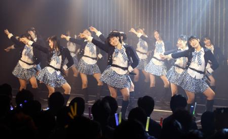 　「１２月３１日」を披露する山本彩（中央）らＮＭＢ４８のメンバー＝大阪・ＮＭＢ４８劇場（撮影・田中太一）