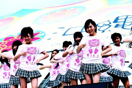 沖縄国際映画祭のイベントステージで激しいダンスで熱唱するＮＭＢ48の山本彩（前列右）と渡辺美優紀（前列左）＝沖縄県那覇市