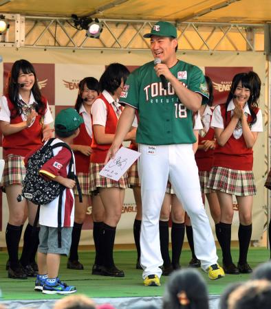 　試合前のＮＭＢ４８ミニコンサートにサプライズで登場した楽天・田中