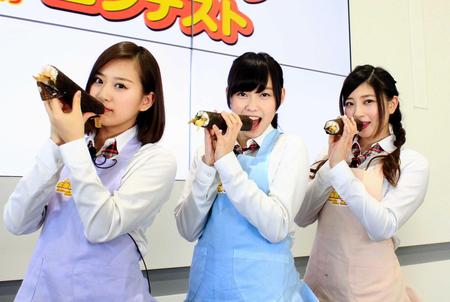 　恵方巻き作りで対決した、ＮＭＢ４８の（左から）木下春奈、石塚朱莉、岸野里香＝大阪市内
