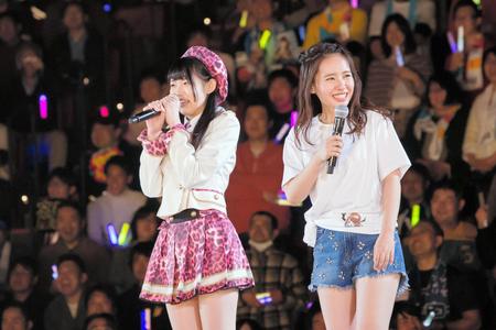 ファンに自己紹介する植村梓（左）と山田菜々＝大阪城ホール