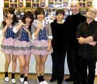 ジョルディ・ベルトラン・カンパニーの３人と共演したＮＭＢ48の（左から）村瀬紗英、山田菜々、谷川愛梨＝大阪市中央区のなんばグランド花月