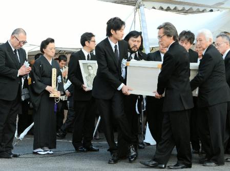 　大島渚監督の棺を抱える松田龍平、寺島進ら＝東京・築地本願寺