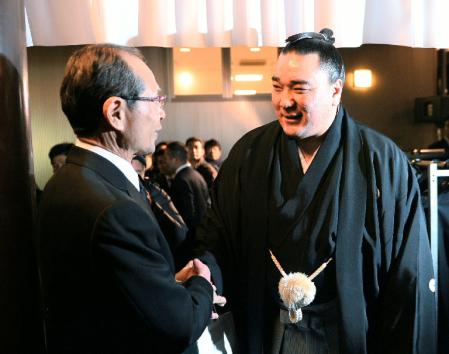 元横綱・大鵬の納谷幸喜さんの通夜で言葉を交わす王貞治氏と日馬富士＝青山葬儀場（撮影・金田祐二）