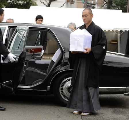 　團十郎さんの遺骨を持った市川海老蔵は、車のドアが開いてもうつろな表情のまま立ちつくす＝東京・青山葬儀所（撮影・北野将市）