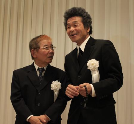 　生前の原さんをしのび、昔話に花をさかせた池乃めだか（左）と間寛平＝大阪市内