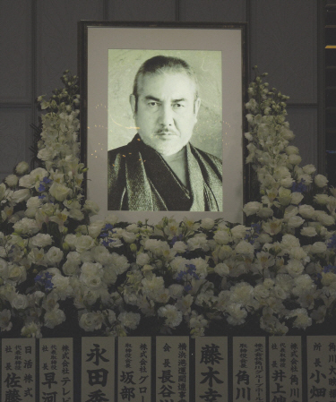 　祭壇の遺影には多くの花が飾られた＝神奈川県横浜市のロイヤルホールヨコハマ