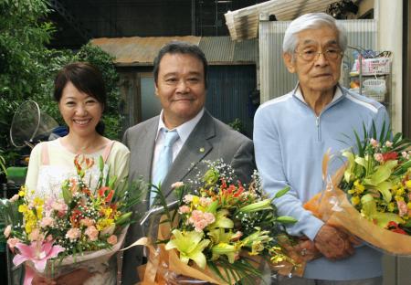 　２００９年７月、映画「釣りバカ日誌２０　ファイナル」の撮影を終え、花束を贈られた三国連太郎さん（右）ら。（左から）浅田美代子、西田敏行