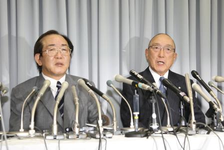 　記者会見で酒井法子の解雇について語るサンミュージックの相澤秀禎会長（右）。左は相澤正久社長＝２００９年８月２８日