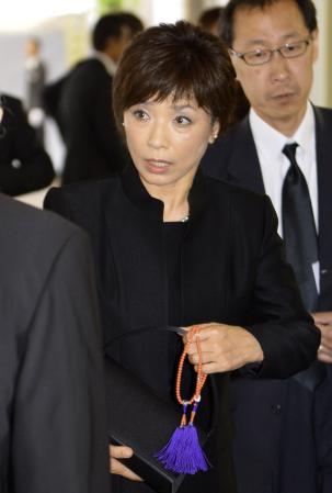 　相澤秀禎会長の葬儀に参列した榊原郁恵