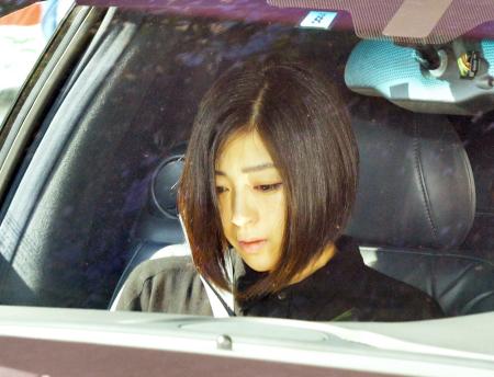 　藤圭子さんの遺体を乗せた車の助手席でうつむきながら斎場を後にする宇多田ヒカル＝東京都目黒区（撮影・田村亮介）