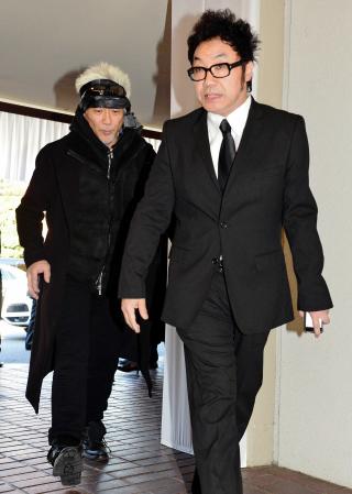 　島倉さんの葬儀に参列したコロッケ（右）