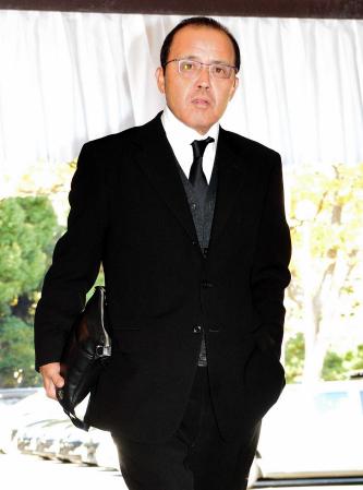 　島倉さんの葬儀に参列した岡田彰布氏