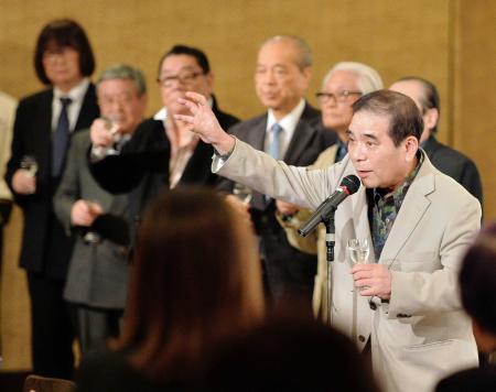 　牧伸二さんお別れの会で発起人を代表して献杯のあいさつをするかける青空球児