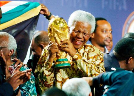 　２０１０年のサッカーワールドカップ開催国に決まり、Ｗ杯を手渡されて喜ぶ南アフリカのマンデラ元大統領＝２００４年５月（ＡＰ＝共同）