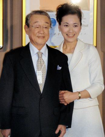 ０９年１月１９日、由美子夫人（右）と２ショットに納まる山本文郎さん＝都内