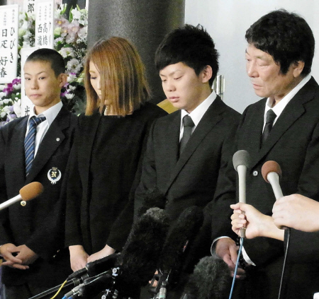 　（左から）次男・虎太郎さん、長女・美つきさん、長男・甲子園さん、ダンカン＝東京・中野の成願寺