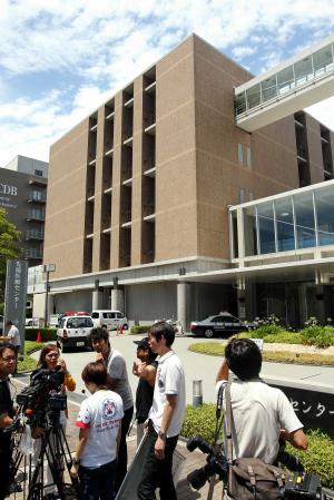 　報道陣が集まった理化学研究所に隣接する先端医療センター前＝神戸市中央区