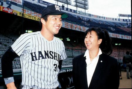 　１９８５年１０月５日　阪神・掛布（左）との会話が弾む山口洋子さん＝後楽園球場