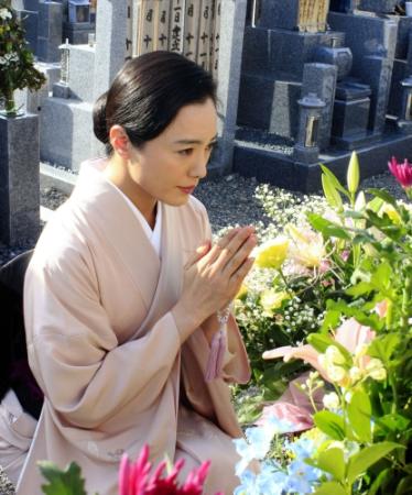 森光子さんの墓前に、「放浪記」復活上演を報告した仲間由紀恵＝京都市内