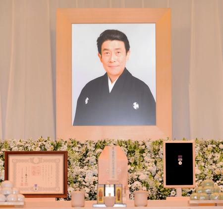 　祭壇に飾られた坂東三津五郎さんの遺影と紫綬褒章のメダル