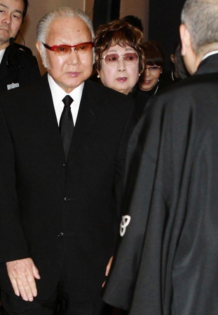 　弔問に訪れた坂田藤十郎と扇千景さん夫妻