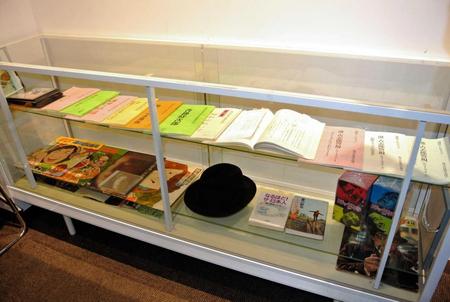 “幻の遺作”であるドラマの台本など愛川欽也さんゆかりの品＝東京・中目黒
