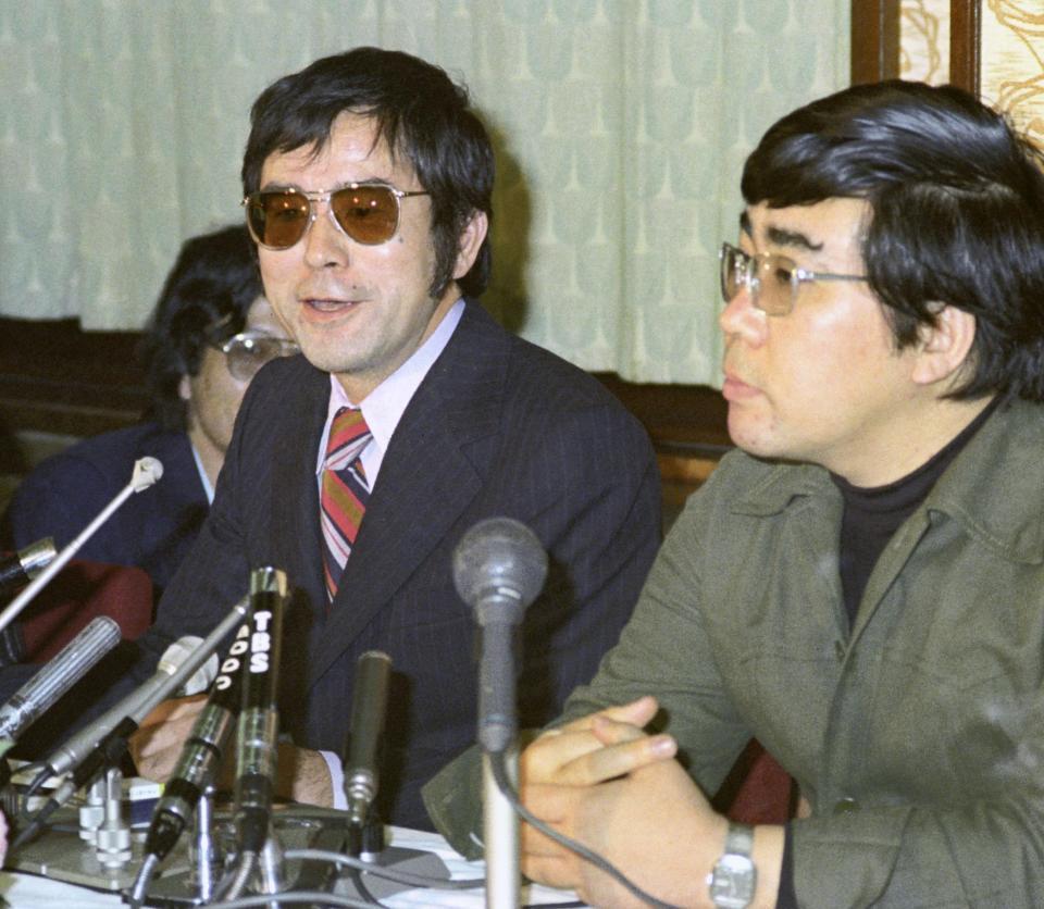 　１９７６年４月、「四畳半襖の下張」裁判で記者会見する野坂昭如さん（左）＝東京・霞が関