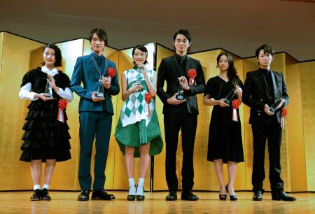 　新人賞を受賞した（左から）橋本愛、福士蒼汰、能年玲奈、東出昌大、木村文乃、綾野剛