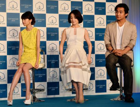 　「ＣＯＴＴＯＮ　ＵＳＡ　ＡＷＡＲＤ　２０１４」の発表会に登場した（左から）桐谷美玲、檀れい、片岡愛之助