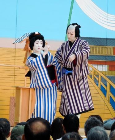 東京スカイツリーのふもとで「団子売」を披露した尾上松也（左）と中村七之助