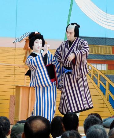 　東京スカイツリーのふもとで「団子売」を披露した尾上松也（右）と中村七之助